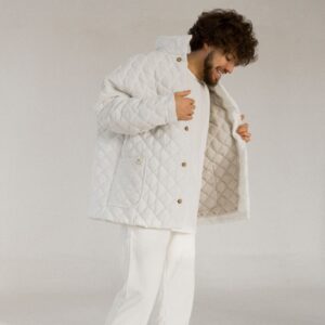 Une veste matelassée blanche