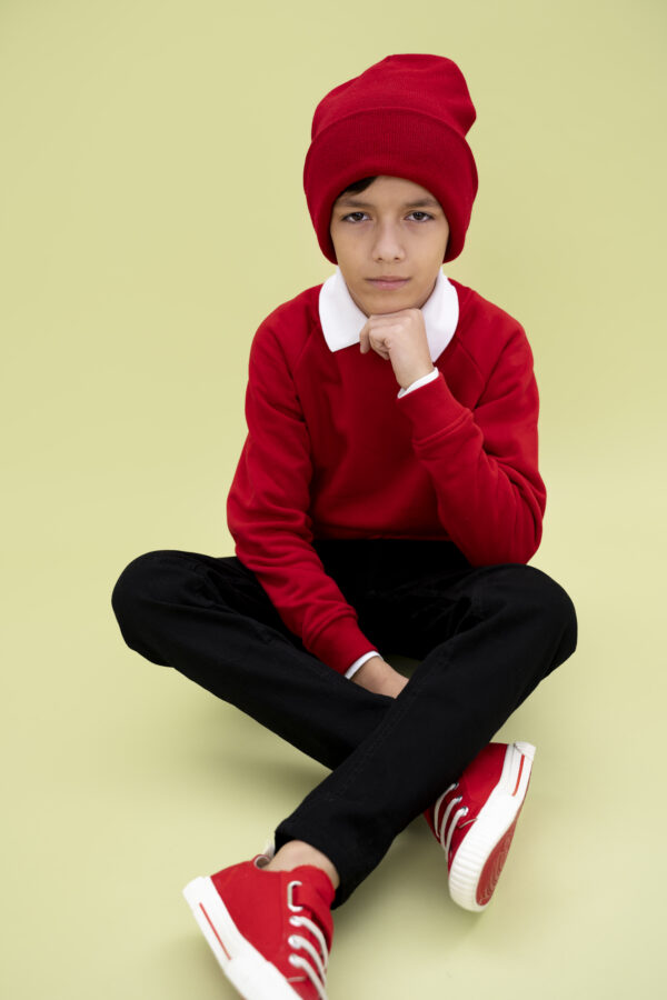 kid-studio-portrait-isolated (1) Pull Enfant Rouge