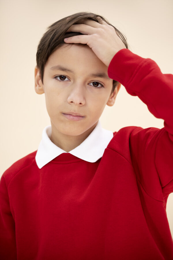 kid-studio-portrait-isolated (2) Pull Enfant Rouge