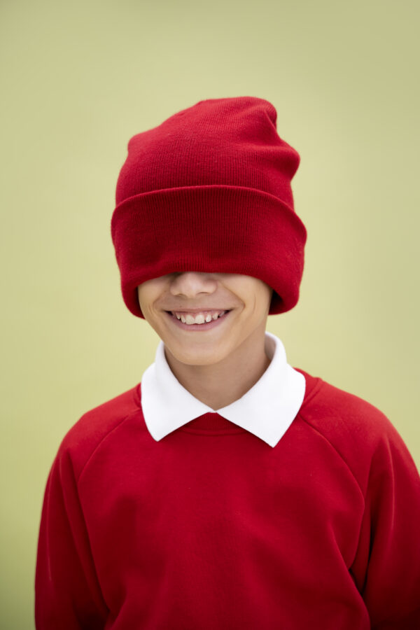 kid-studio-portrait-isolated (3) Bonnet Rouge en Coton Bio – Chaleur & Style Éthique