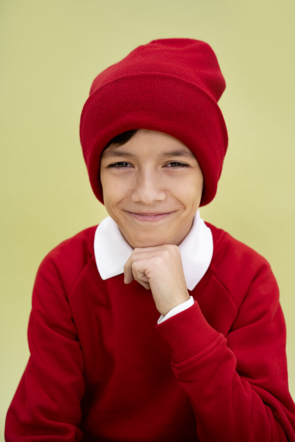 kid-studio-portrait-isolated (4) Bonnet Rouge en Coton Bio – Chaleur & Style Éthique