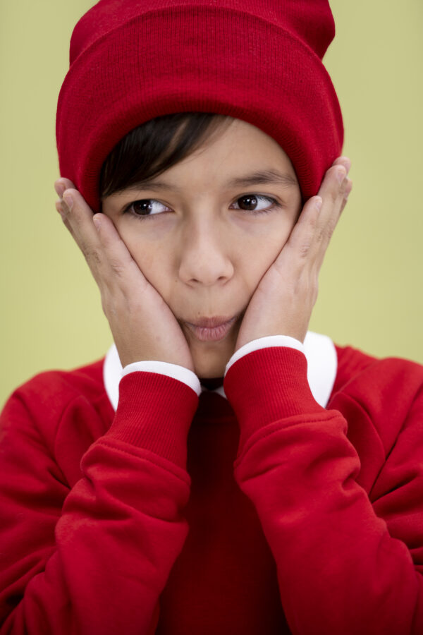 kid-studio-portrait-isolated (5) Bonnet Rouge en Coton Bio – Chaleur & Style Éthique