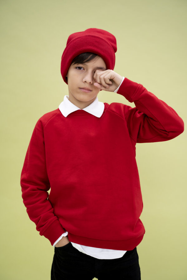 kid-studio-portrait-isolated Pull Enfant Rouge